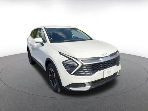 Used 2025 Kia Sportage LX image 3