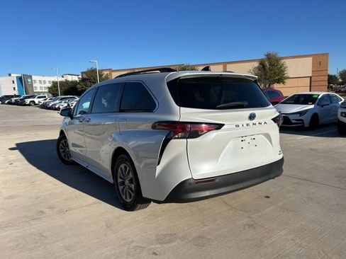 Used 2022 Toyota Sienna XLE image 5