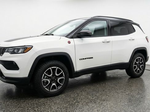 Used 2025 Jeep Compass Trailhawk AWD/4WD image 3
