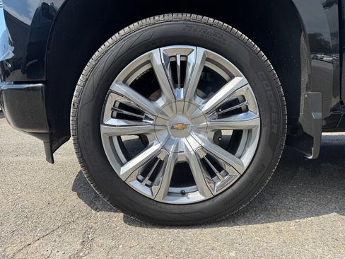 Used 2022 Chevrolet Silverado 1500 High Country w/ High Country Premium Package AWD/4WD image 10