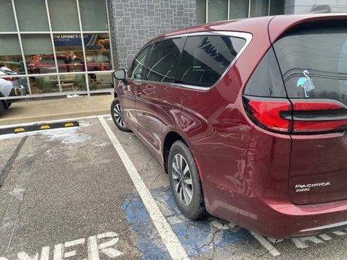 Used 2023 Chrysler Pacifica Touring-L image 8