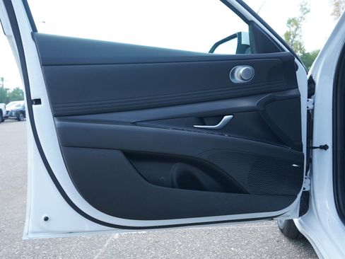 Used 2025 Hyundai Elantra Limited FWD image 16