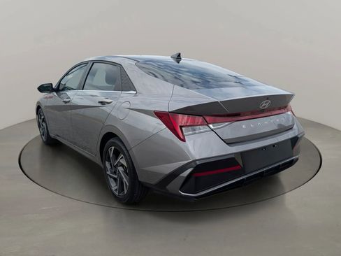 Used 2024 Hyundai Elantra SEL w/ Convenience Package image 4