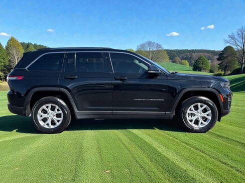 Used 2023 Jeep Grand Cherokee Limited AWD/4WD image 9