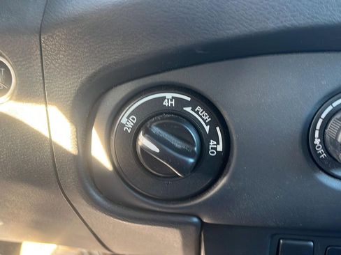 Used 2024 Nissan Frontier SV image 22