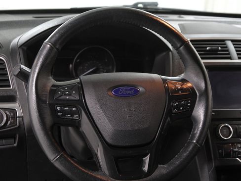 Used 2018 Ford Explorer XLT w/ Equipment Group 202A image 8