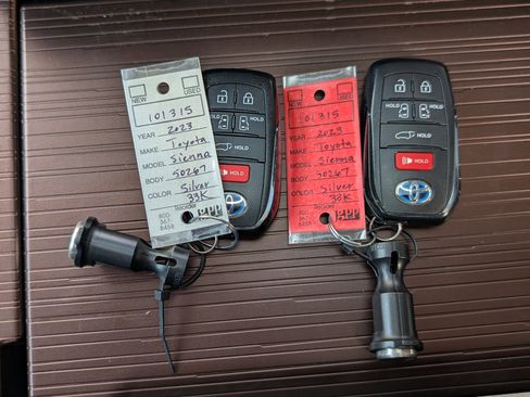 Used 2023 Toyota Sienna XLE image 37