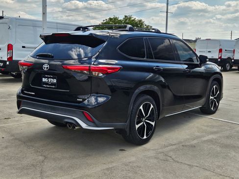 Used 2021 Toyota Highlander XSE FWD image 3