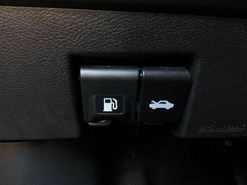 Used 2025 Nissan Versa SV FWD image 23