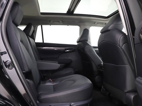 Used 2025 Toyota Highlander Platinum AWD/4WD image 12