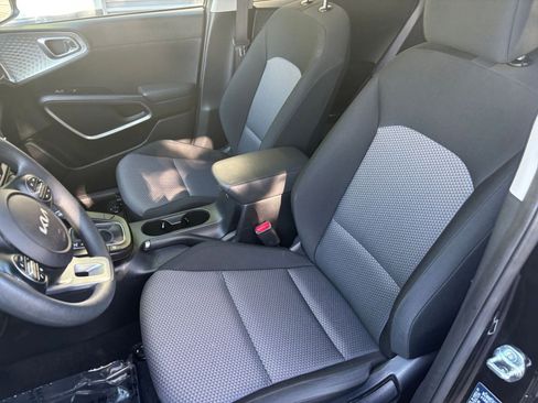 Used 2025 Kia Soul LX w/ LX Technology Package FWD image 22
