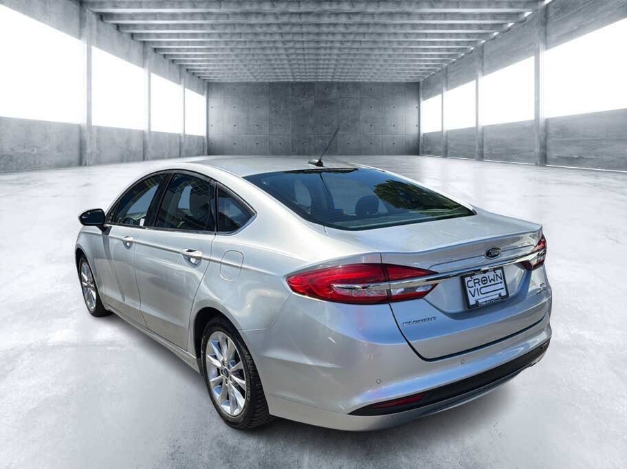 Used 2017 Ford Fusion SE FWD image 4