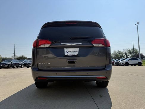 Used 2017 Chrysler Pacifica Touring-L w/ Tire & Wheel Group FWD image 28