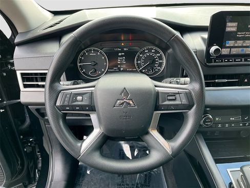 Used 2024 Mitsubishi Outlander ES image 10