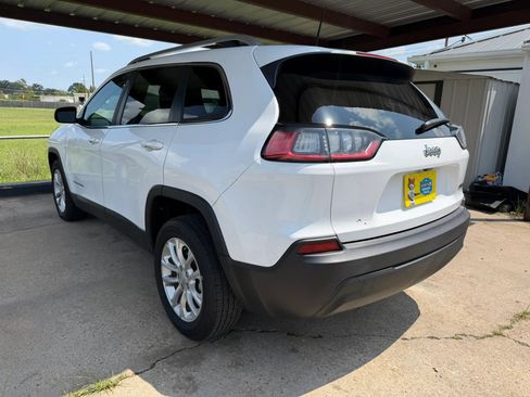 Used 2019 Jeep Cherokee Latitude w/ Popular Appearance Group FWD image 3