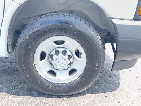Used 2018 Chevrolet Express 3500 w/ Driver Convenience Package image 43