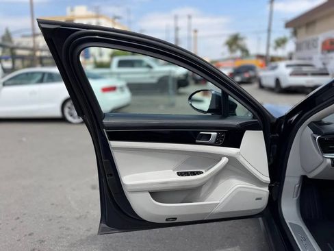 Used 2018 Porsche Panamera image 23