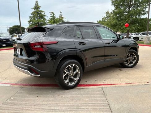 Used 2025 Chevrolet Trax LT FWD image 6