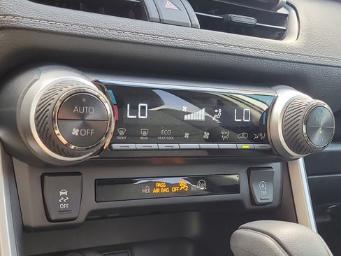 Used 2025 Toyota RAV4 XLE AWD/4WD image 27
