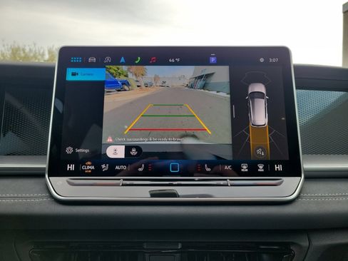 Certified 2025 Volkswagen Tiguan SE w/ Panoramic Sunroof Package image 23