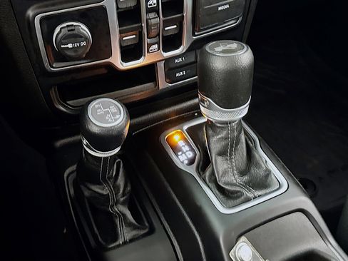 Used 2025 Jeep Wrangler Unlimited Sahara image 20