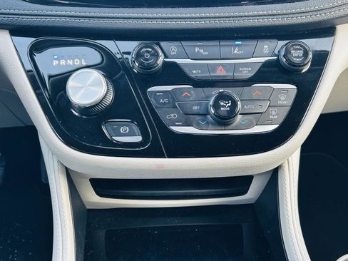 Used 2024 Chrysler Pacifica Limited image 25