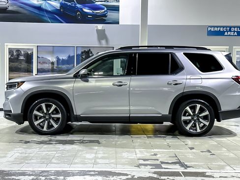 Used 2025 Honda Pilot Touring image 2