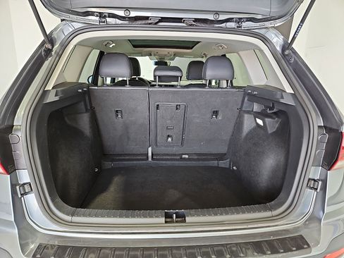 Used 2024 Volkswagen Taos SE w/ Panoramic Sunroof Package FWD image 12