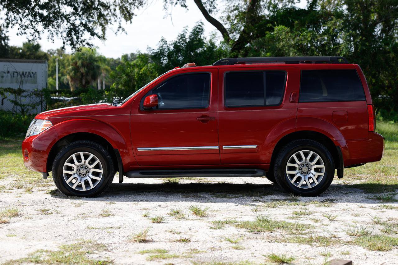 Used 2009 Nissan Pathfinder LE AWD/4WD image 3