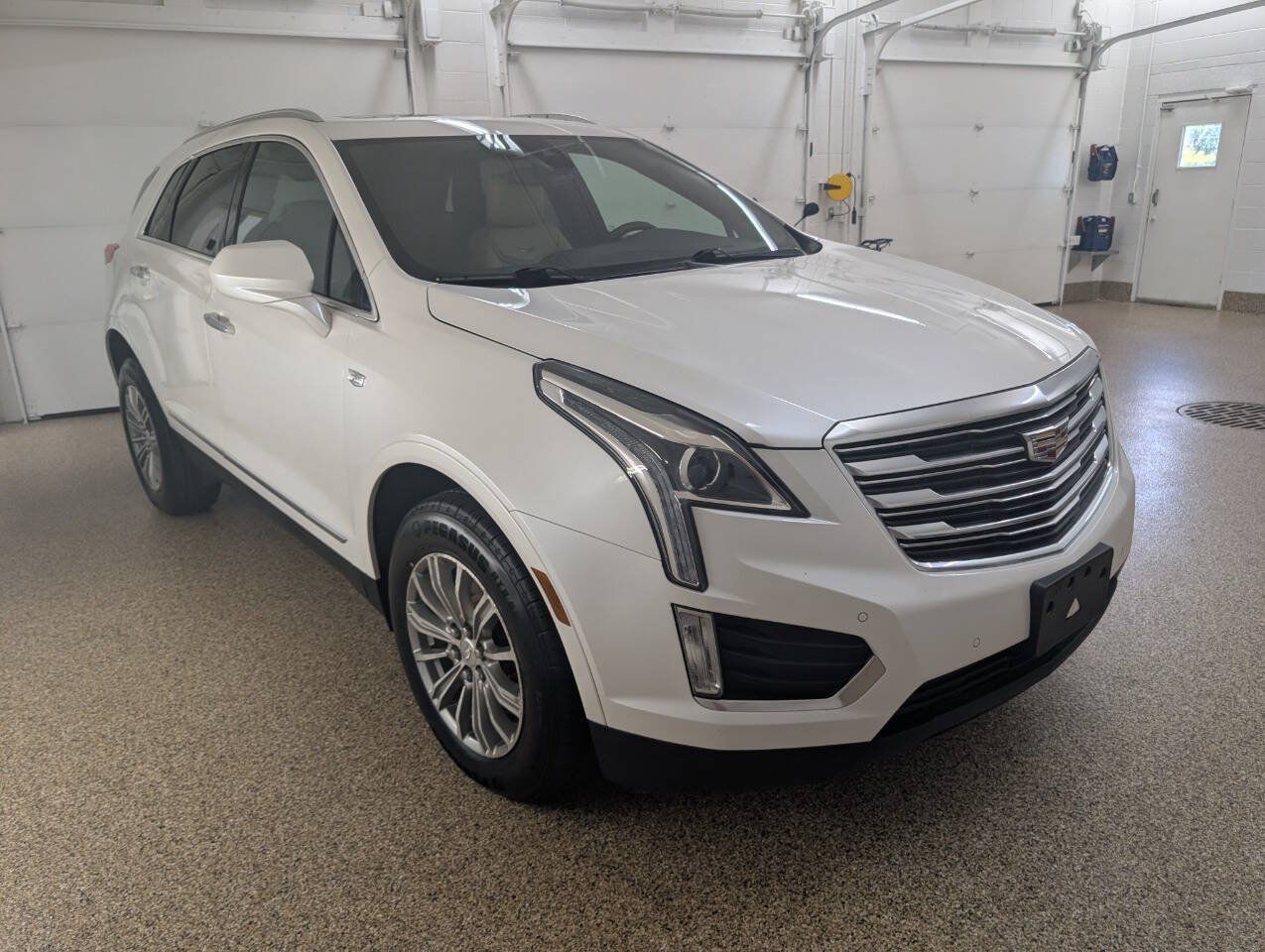 Used 2017 Cadillac XT5 Luxury w/ Driver Awareness Package AWD/4WD image 5