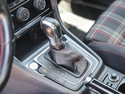 Used 2018 Volkswagen GTI SE FWD image 18