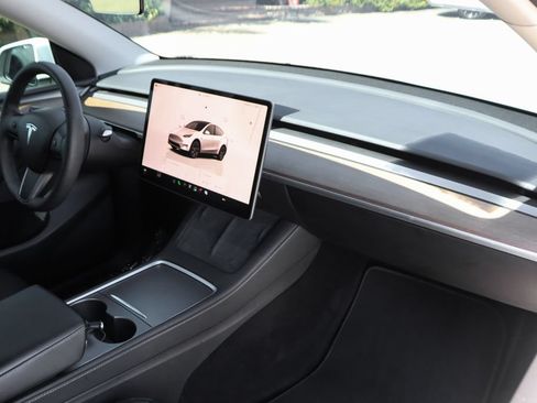 Used 2024 Tesla Model Y Long Range RWD image 39