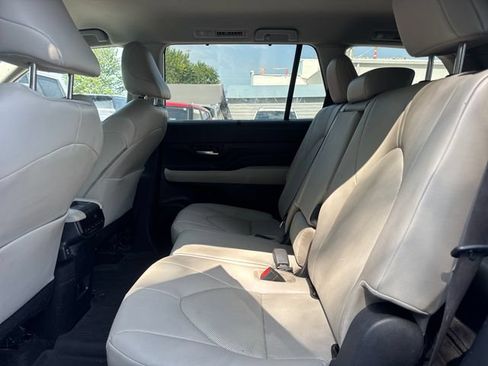 Used 2024 Toyota Grand Highlander AWD image 11