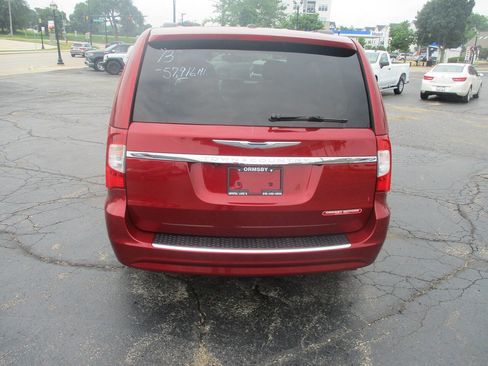 Used 2013 Chrysler Town & Country Touring FWD image 11