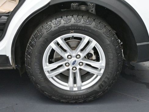 Used 2023 Ford Explorer XLT w/ Equipment Group 202A AWD/4WD image 37