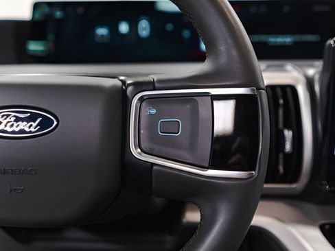 Used 2025 Ford Expedition Active image 13