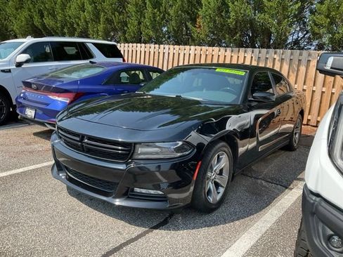 Used 2016 Dodge Charger SXT RWD image 3