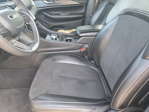 Used 2024 Jeep Grand Cherokee L Laredo image 8