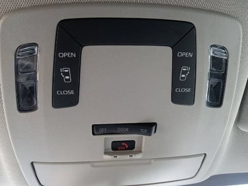 Used 2025 Toyota Sienna LE FWD image 25