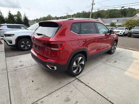 Used 2024 Volkswagen Taos SE w/ Panoramic Sunroof Package AWD/4WD image 7