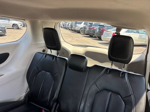 Used 2023 Chrysler Pacifica Touring-L FWD image 9