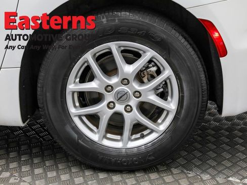 Used 2023 Chrysler Pacifica Touring-L image 33