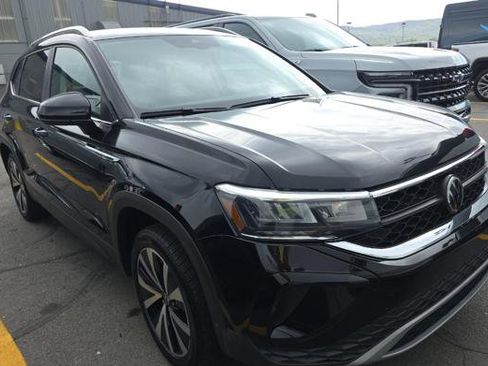 Used 2024 Volkswagen Taos SE image 3