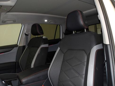 Used 2025 Volkswagen Atlas Peak Edition SE AWD/4WD image 11