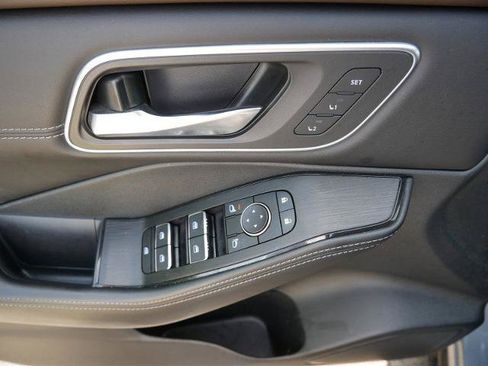 Certified 2023 Nissan Rogue Platinum w/ Platinum Premium Package AWD/4WD image 17