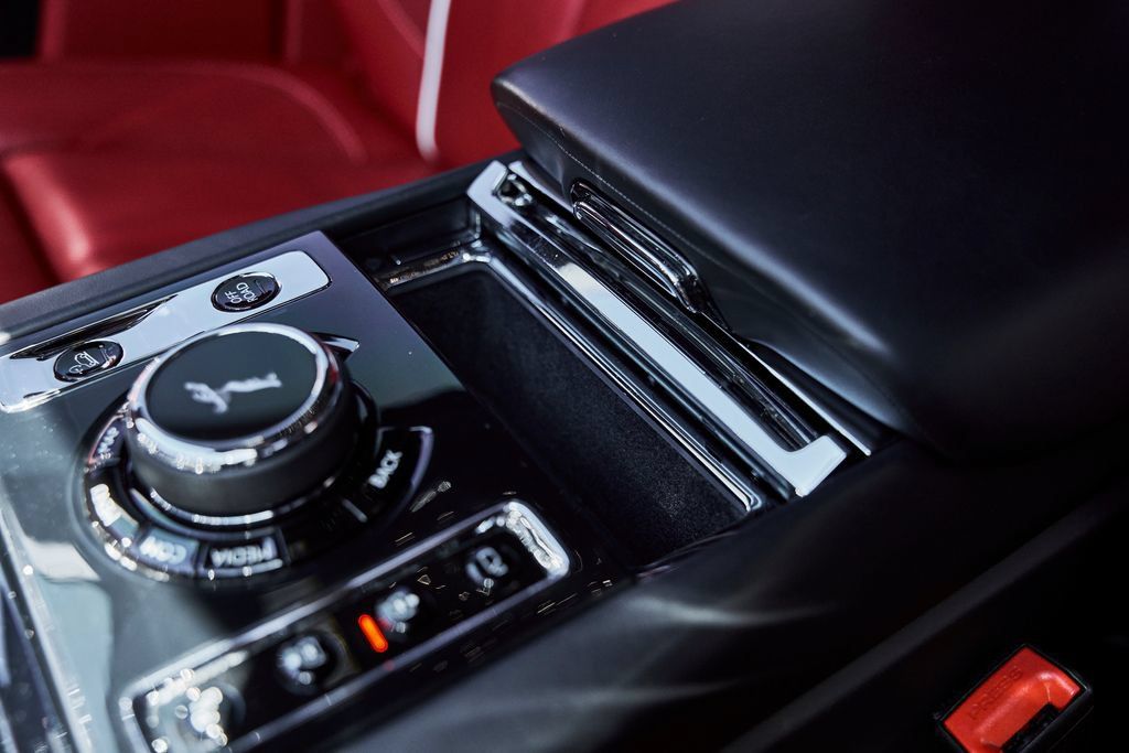 Used 2024 Rolls-Royce Cullinan Black Badge w/ Dark Exterior Package AWD/4WD image 77
