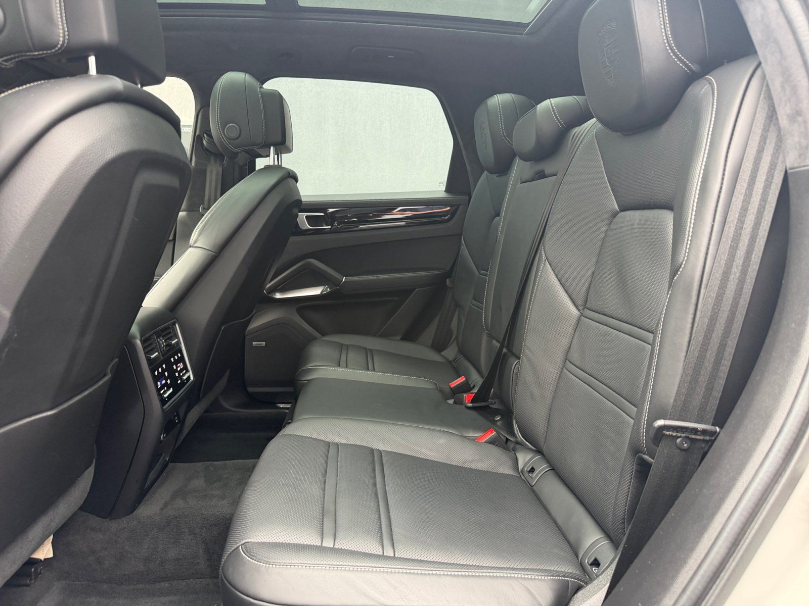 Certified 2020 Porsche Cayenne Turbo S AWD/4WD image 20