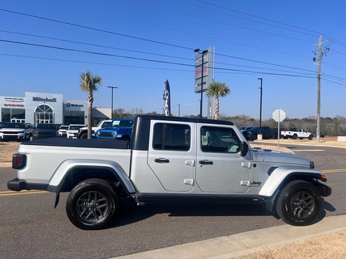Used 2024 Jeep Gladiator Sport image 3