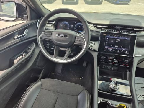 Used 2025 Jeep Grand Cherokee Altitude AWD/4WD image 15