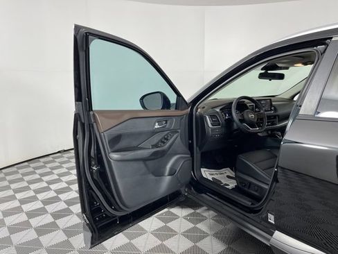 Used 2023 Nissan Rogue SV w/ SV Premium B Package FWD image 18